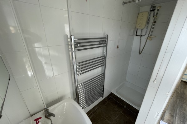 2 Ruglen Shower Room