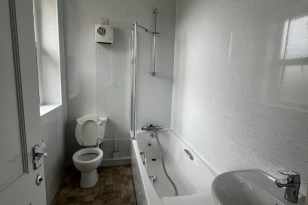 2 Druids Park Bathroom